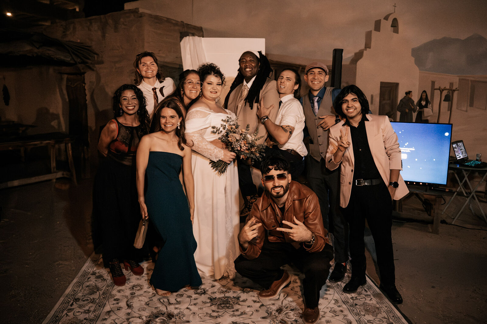 The wedding party crowding together for a group photo
